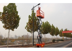 戶(hù)外路燈維修作業(yè)